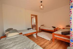 Postel nebo postele na pokoji v ubytování Apartamenty Soszów