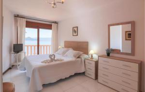 A bed or beds in a room at Nice Home In Raxo With Wifi