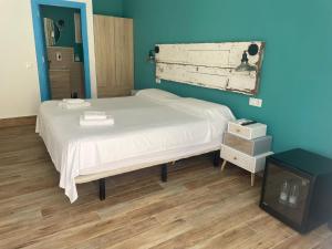 A bed or beds in a room at Habitaciones Sajorami Beach