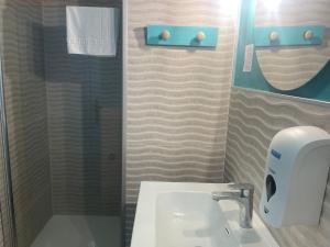 Bathroom sa Habitaciones Sajorami Beach