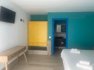 A bed or beds in a room at Habitaciones Sajorami Beach