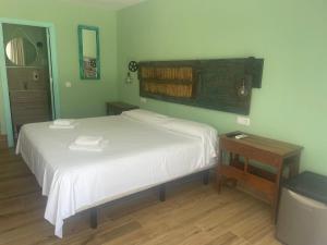 A bed or beds in a room at Habitaciones Sajorami Beach