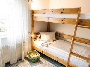 Bunk bed o mga bunk bed sa kuwarto sa Wein & Wohngut Paulushof