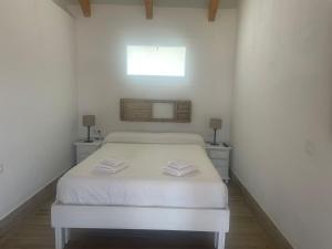 A bed or beds in a room at Habitaciones Sajorami Beach