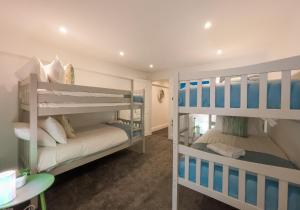 2 literas en una habitación con mesa en A Stones Throw By My Getaways, en Brighton & Hove