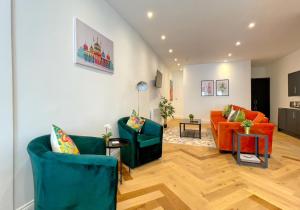 Una sala de estar con dos sillas y un sofá. en A Stones Throw By My Getaways, en Brighton & Hove 11 fotos más