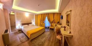 Postel nebo postele na pokoji v ubytování Grand Hotel Baroc + 37 fotografií