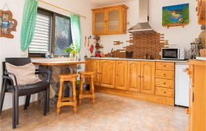 A kitchen or kitchenette at 1 Bedroom Nice Home In Vallehermoso