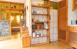 A kitchen or kitchenette at 1 Bedroom Nice Home In Vallehermoso Még 9 kép