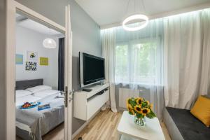 mały salon z telewizorem i kanapą w obiekcie ShortStayPoland Wybrzeże Kościuszkowskie (B24) w Warszawie