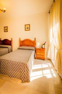 1 dormitorio con cama y ventana en Hotel Cafe La Morena, en Fuengirola