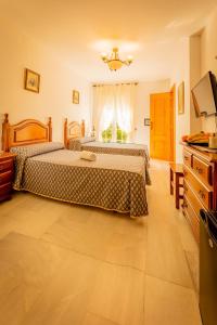 1 dormitorio con 2 camas y vestidor en Hotel Cafe La Morena, en Fuengirola