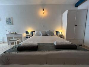 1 dormitorio con 1 cama grande y 2 almohadas en Enjoy Vrbovica en Korčula