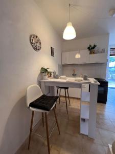 eine Küche mit einem Tisch und Stühlen im Zimmer in der Unterkunft Enjoy Vrbovica in Korčula