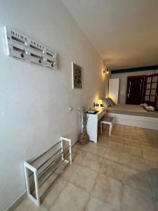 uma sala de estar com um banco e uma cama em Enjoy Vrbovica em Korčula