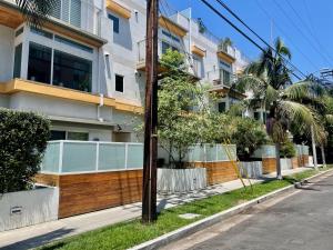 ein Gebäude an der Straßenseite in der Unterkunft Hollywood’s Suite in Los Angeles