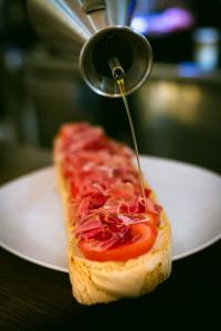 un panino su un piatto bianco con una rabbia affettatrice di Hotel Cafe La Morena a Fuengirola