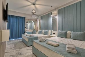 贝西奇Montenegrina Hotel & SPA All-Inclusive的有两张床和一张沙发的客厅