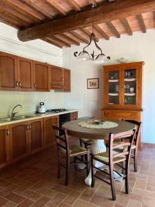 a kitchen with a table and chairs in a room at Agriturismo I Moricci in Peccioli