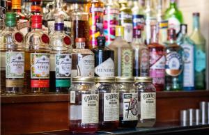 un grupo de botellas de alcohol en un bar en Room at the Inn en Lyme Regis