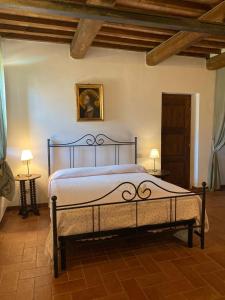 a bedroom with a bed and a painting on the wall at Agriturismo I Moricci in Peccioli