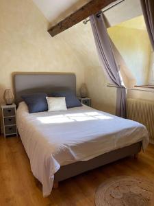 ヴィエルゾンにあるLe nid de la Toucheのベッドルーム1室(青い枕のベッド1台、窓付)