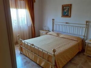 a bedroom with a bed and a window at B&B ANNA in Piscinas