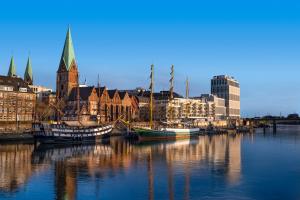 Un grupo de barcos atracados en un puerto con edificios. en Vienna House Easy by Wyndham Bremen City Apartments, en Bremen