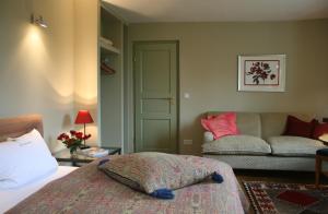 Łóżko lub łóżka w pokoju w obiekcie Landhaus in idyllischer, ruhiger Lage und Flughafennähe