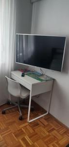 TV a/nebo společenská místnost v ubytování Apartman Malina