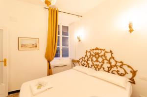 A bed or beds in a room at JOIVY Ideal Flat near Aquarium