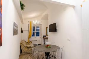 A television and/or entertainment centre at JOIVY Ideal Flat near Aquarium
