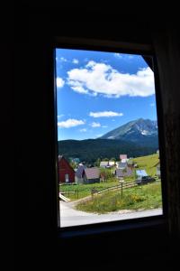 Pogled na planine ili pogled na planine iz koliba