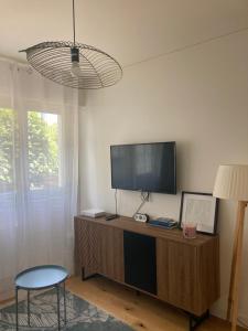 Telewizja i/lub zestaw kina domowego w obiekcie Studio 5 min du centre-ville