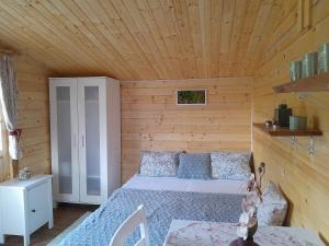 Postel nebo postele na pokoji v ubytování Chatka Katka ubytovanie Teplý Vrch