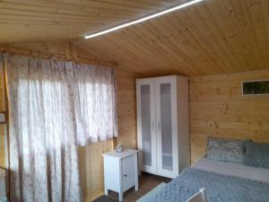 Postel nebo postele na pokoji v ubytování Chatka Katka ubytovanie Teplý Vrch
