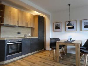 eine Küche mit einem Holztisch und einem Esszimmer in der Unterkunft Haus Abendsonne Familie Druxes in Krün