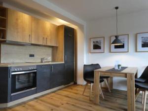 クリュンにあるHaus Abendsonne Familie Druxesの木製のテーブルとダイニングルームのあるキッチン