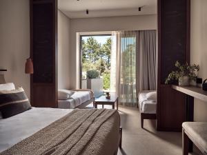 Un pat sau paturi într-o cameră la Contessina Hotel