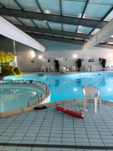 a large swimming pool in a hotel room at GOOD SHIP LOLLIPOP LODGE - Birchington-on-Sea - 6 mins drive to Minnis Bay Beach in Kent