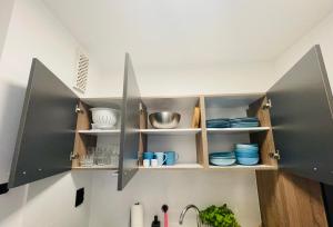 a kitchen with open cabinets and a sink at Apartment Seesrauschen für 2-4 Personen mit Pool in Dahme