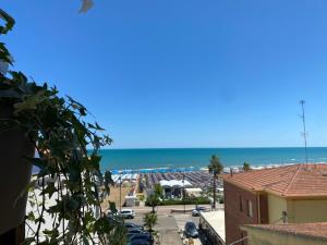 una vista sulla spiaggia dal balcone di un edificio di Oltremare Rooms a Vasto