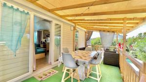 Zdjęcie z galerii obiektu Mobile Home Natural Zen Camping SIBLU 4**** w Fréjus