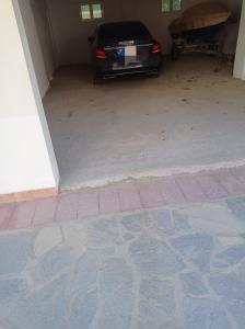 un garaje con un coche aparcado en él en Deluxe Apartments 1, en Orfánion