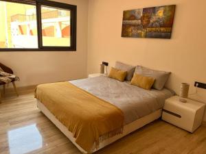 - une chambre avec un grand lit dans l'établissement Superbe appartement à l Hivernage, à Marrakech
