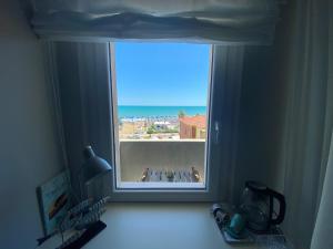 una ventana en una habitación con vistas al océano en Oltremare Rooms, en Vasto