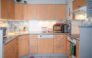 Kuchyňa alebo kuchynka v ubytovaní Amazing Apartment In Vaux-sur-mer With Wifi