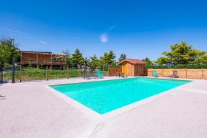 una piscina en medio de un patio en Dôme/insolite/parc régional du Pilat, en Saint-Appolinard