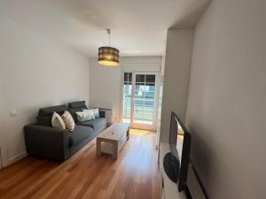 Televízia a/alebo spoločenská miestnosť v ubytovaní Apartamento con terraza y acceso a la playa