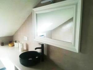 une salle de bains avec une chaise noire sous une armoire dans l'établissement Montaña y mar, à Vegadeo